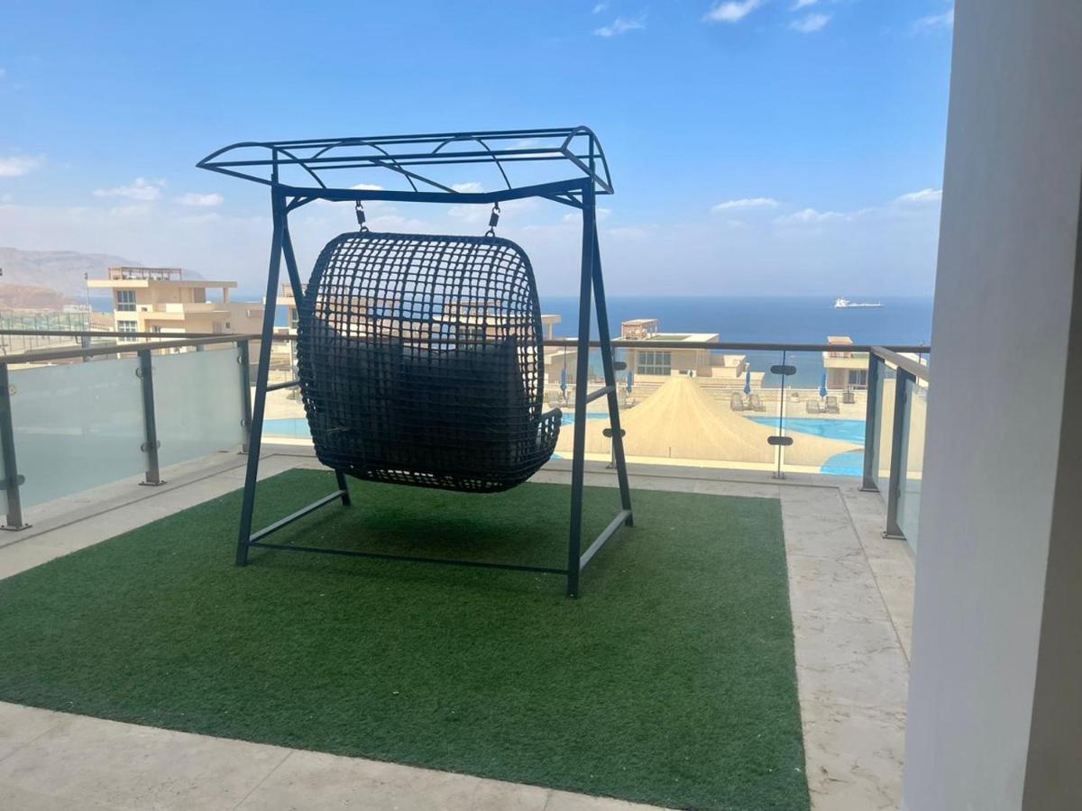 Tolip Resort El Galala Hills Ajn-Szuhna Kültér fotó Artificial grass on a balcony